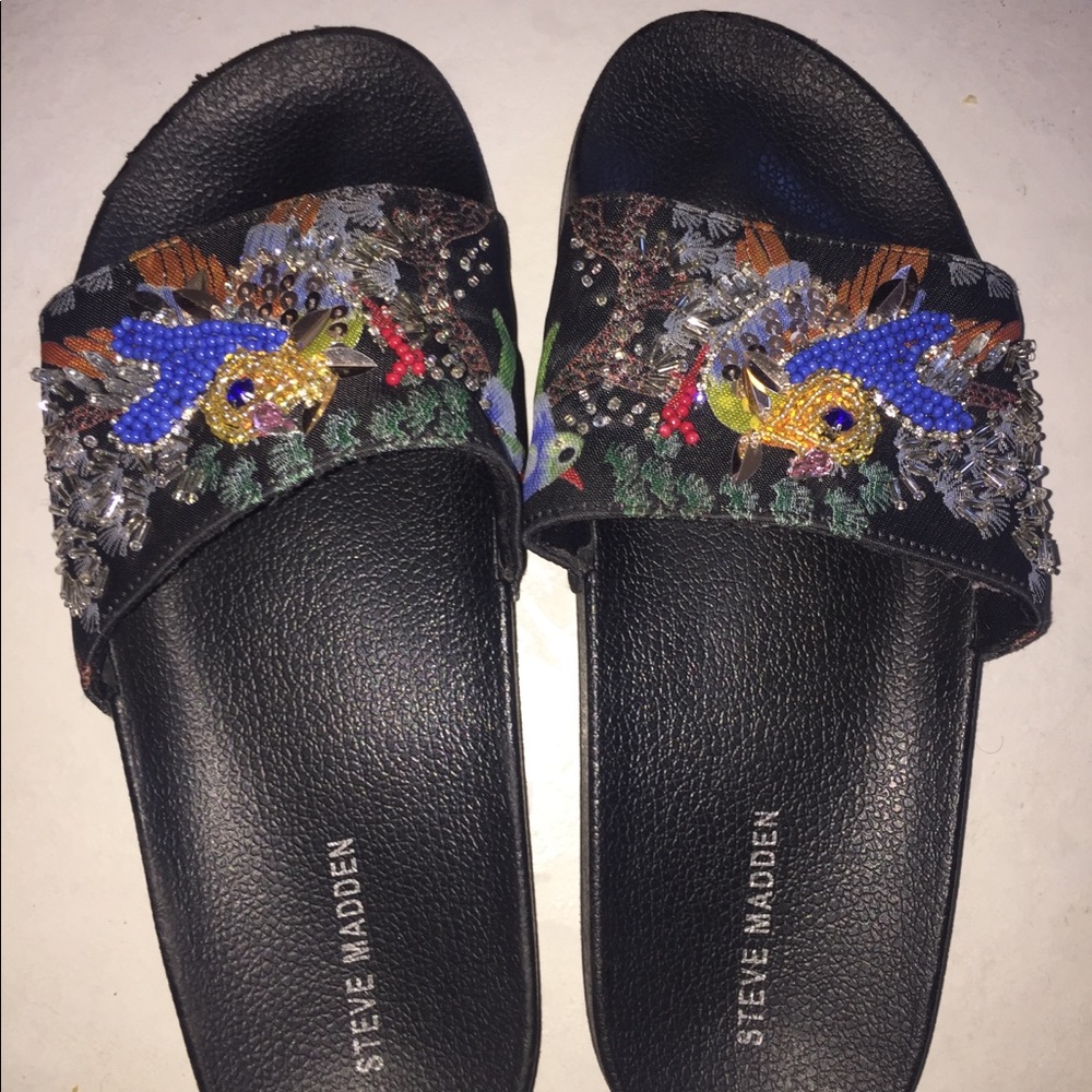 VINTAGE STEVE MADDEN EMBROIDERED SLIDES